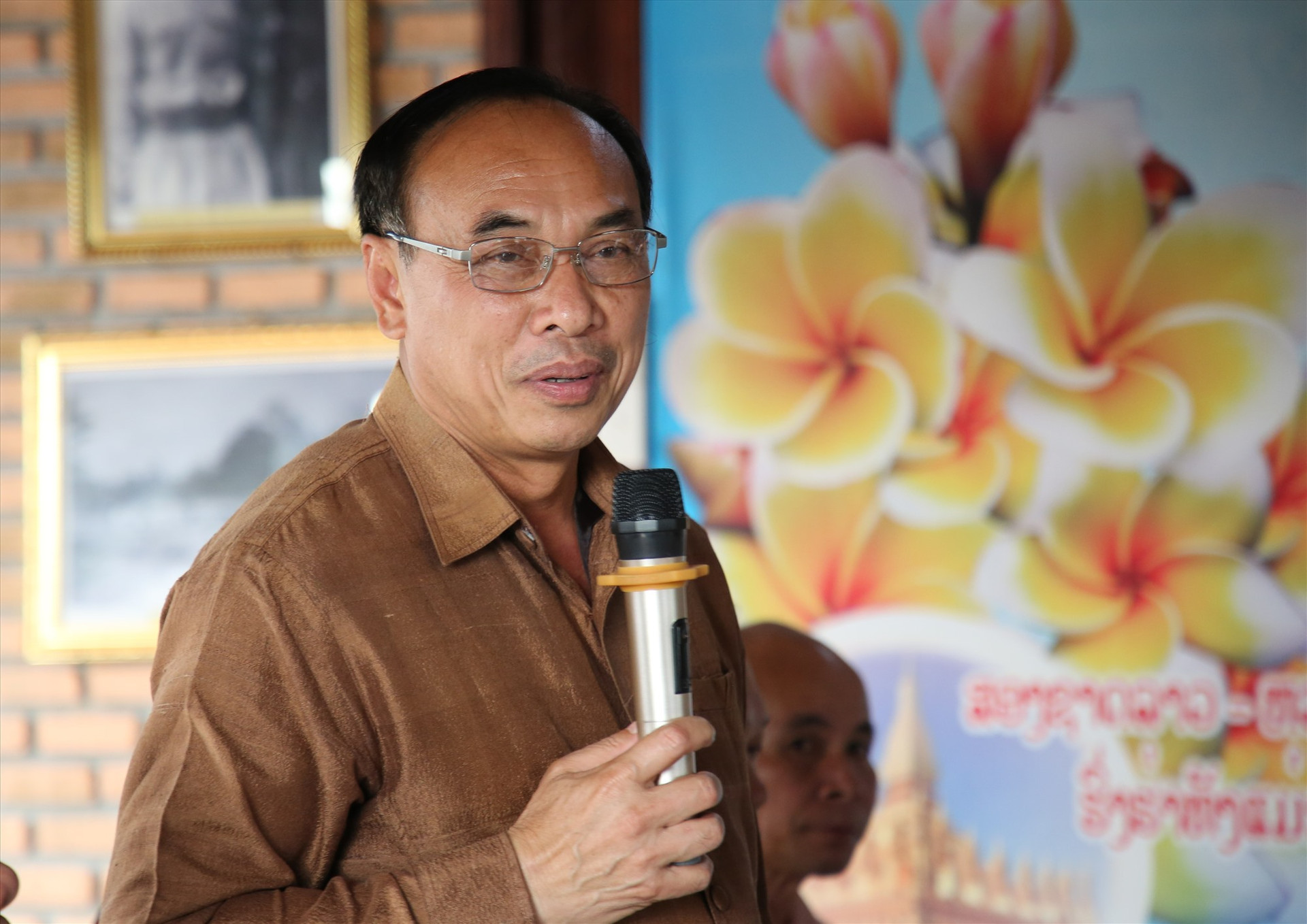 Phó Bí thư Tỉnh ủy, Chủ tịch HĐND tỉnh Sê Kông Đông-phết Phạ-nhôn chia sẻ cảm xúc tại buổi đến thăm Khu kháng chiến Hạ Lào. Ảnh: Đ.N