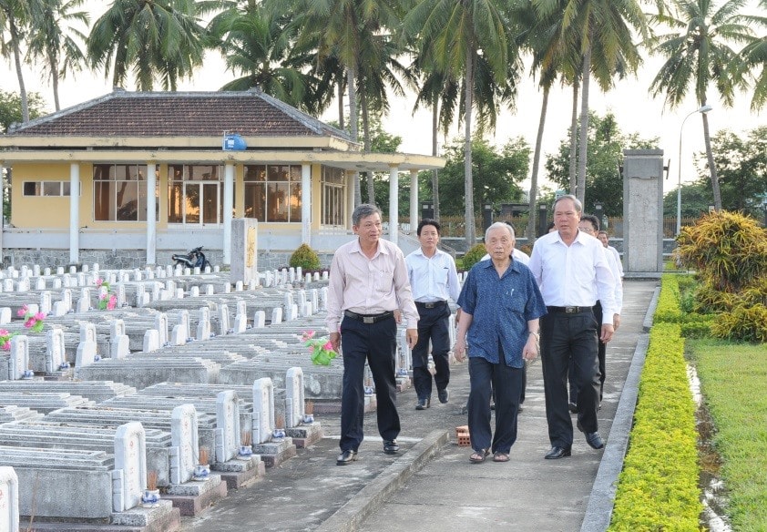 Ông Nguyễn Đình An (thứ hai, từ phải) cùng đại diện lãnh đạo Báo Đà Nẵng viếng hương nhà báo liệt sĩ Trần Văn Anh tại Nghĩa trang Liệt sĩ Điện Bàn (tỉnh Quảng Nam) năm 2015. Ảnh: ĐẶNG NỞ