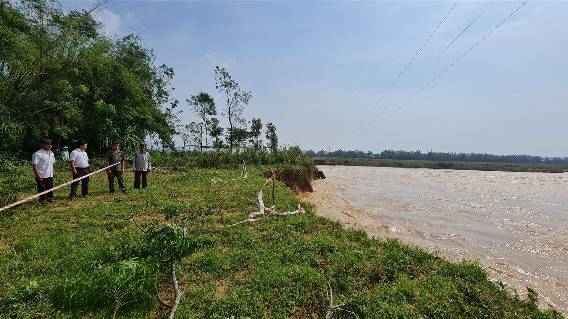 Theo người dân và chính quyền địa phương, hiện tượng sạt lở nghiêm trọng là do ảnh hưởng của đập tạm ngăn dòng chỉnh trị sông. Ảnh: HOÀNG LIÊN