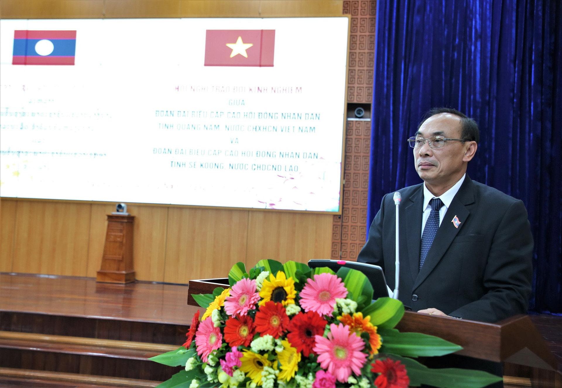 Phó Bí thư Tỉnh ủy, Chủ tịch HĐND tỉnh Sê Kông trao đổi các nội dung liên quan công tác quản lý, điều hành HĐND. Ảnh: A.N