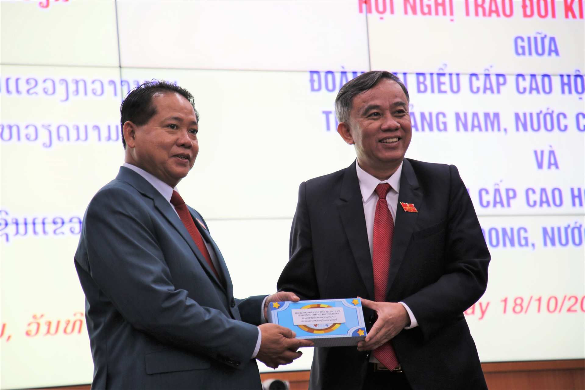 Phó Chủ tịch HĐND tỉnh Quảng Nam tặng quà lưu niệm cho người đồng cấp của tỉnh Sê Kông. Ảnh: A.N