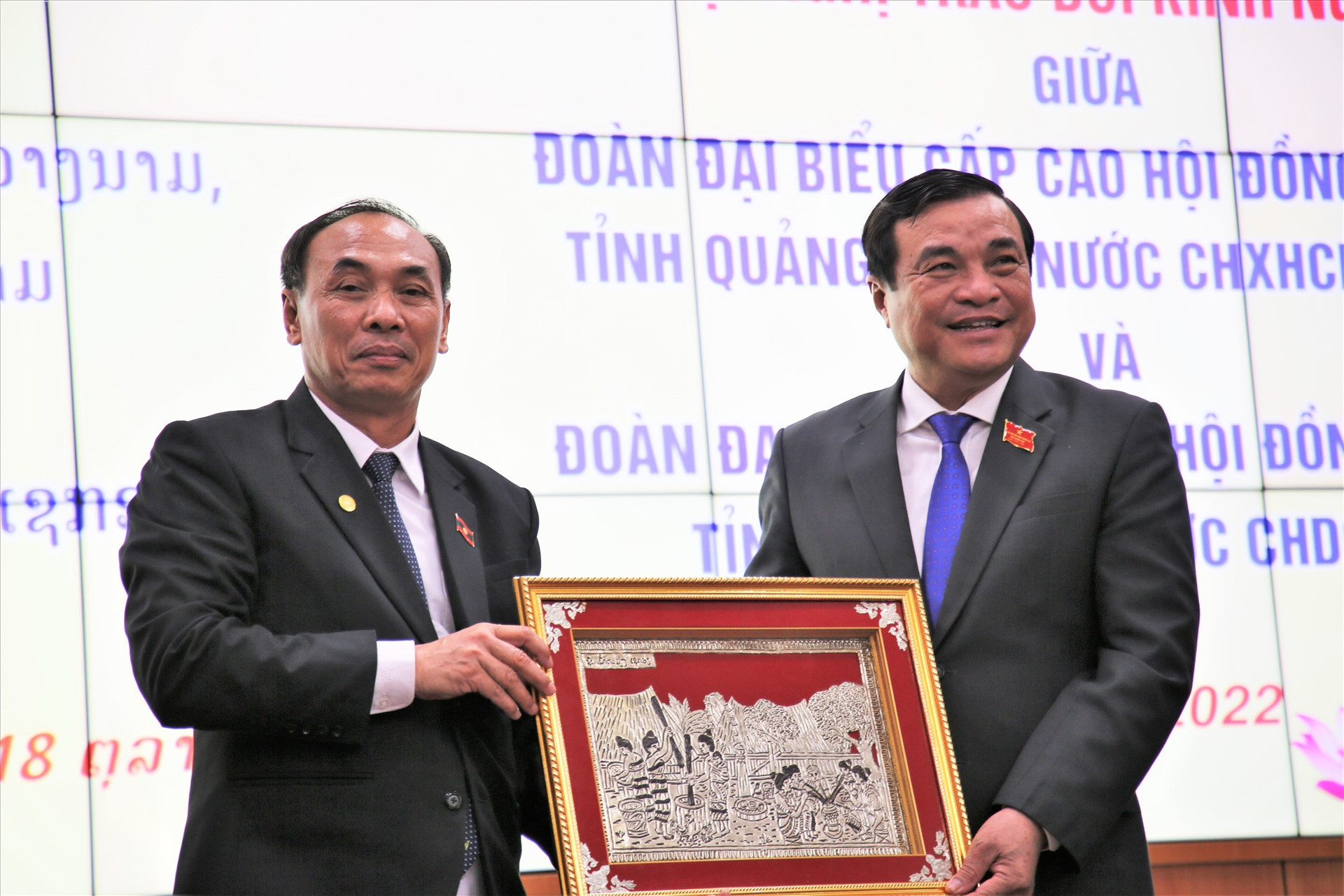 Bí thư Tỉnh ủy Phan Việt Cường (bên phải) đón nhận món quà tình cảm của đoàn đại biểu tỉnh Sê Kông. Ảnh: A.N