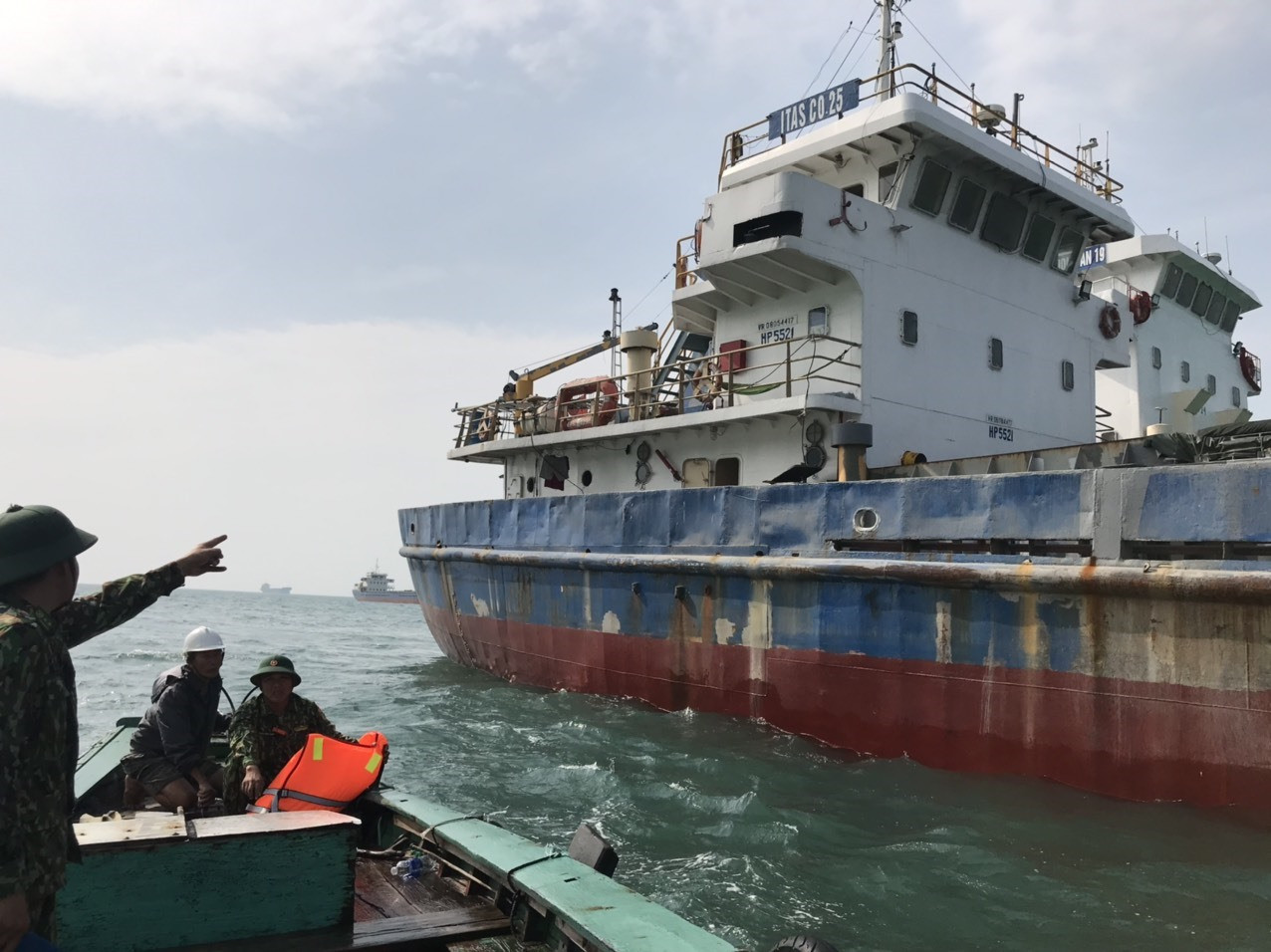 Lực lượng Biên Phòng Cù Lao Chàm hướng dẫn tàu hàng hải trọng tải lớn neo đậu tránh bão.