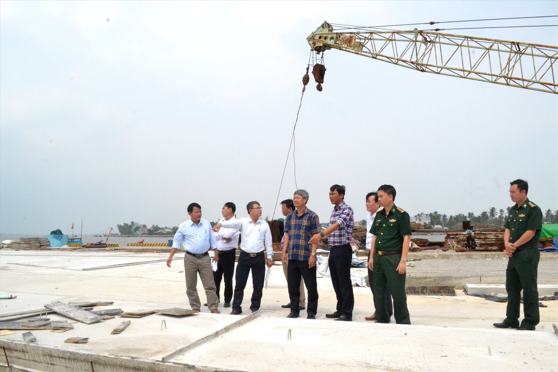 Phó Chủ tịch UBND tỉnh Hồ Quang Bửu đi thực tế tại cảng cá Tam Quang. Ảnh: Q.VIỆT
