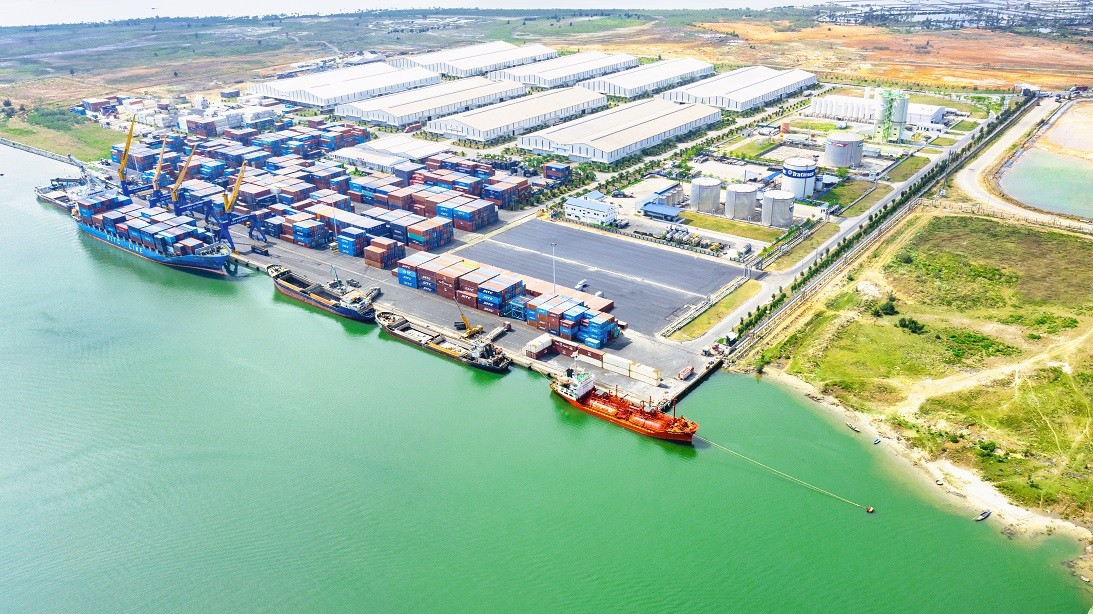 Hàng hóa được vận chuyển xuất khẩu tại Cảng Quốc tế Hải Phòng. Tăng trưởng kinh tế cao của Việt Nam trong chín tháng đầu tiên phần lớn là nhờ xuất khẩu phục hồi. -