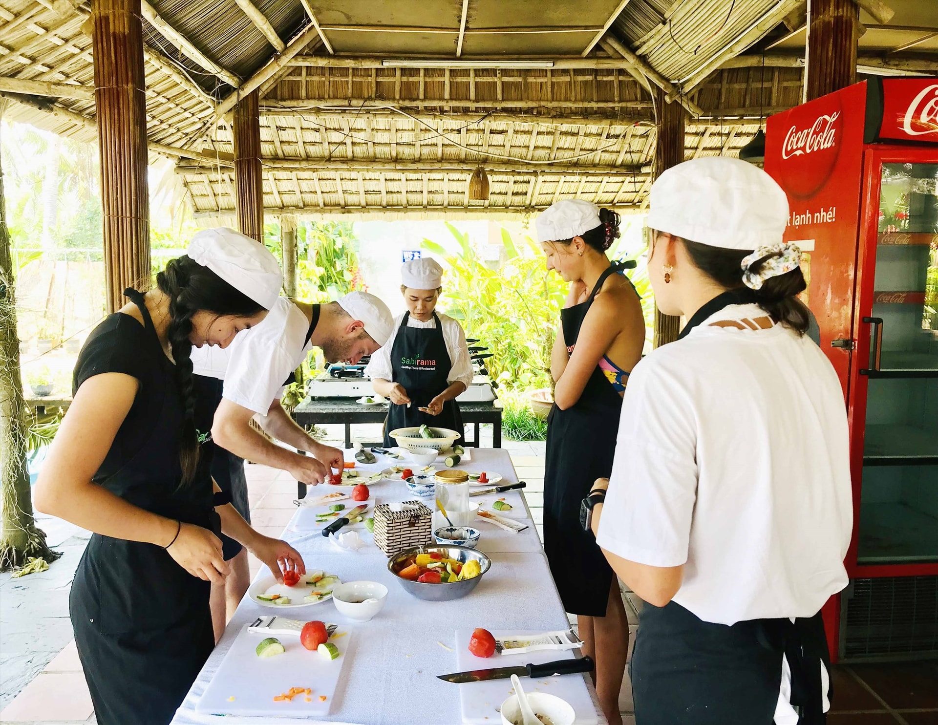 Du khách quốc tế trải nghiệm chương trình “Cooking Class” học nấu ăn tại Hội An.