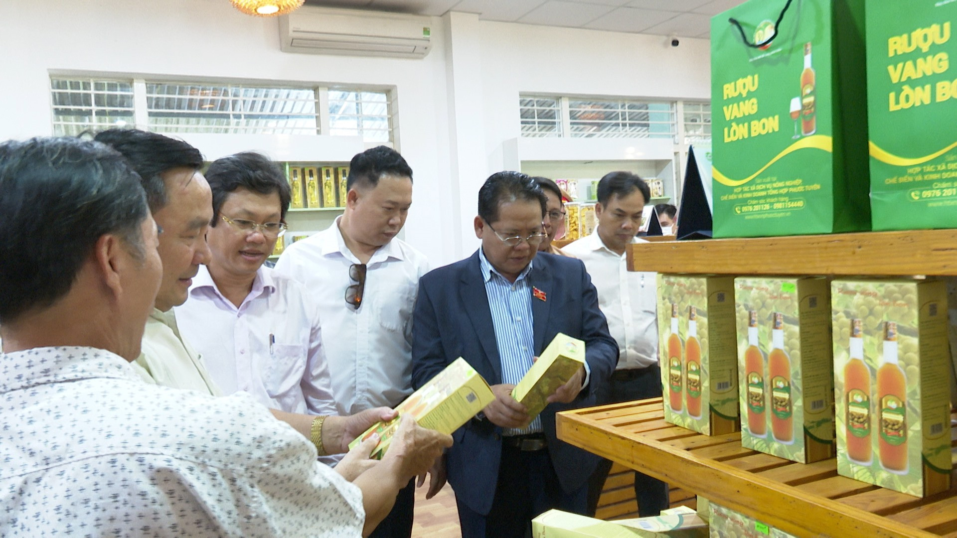 Đoàn tham quan Trung tâm Trưng bày sản phẩm OCOP huyện Tiên Phước. Ảnh:N.HƯNG