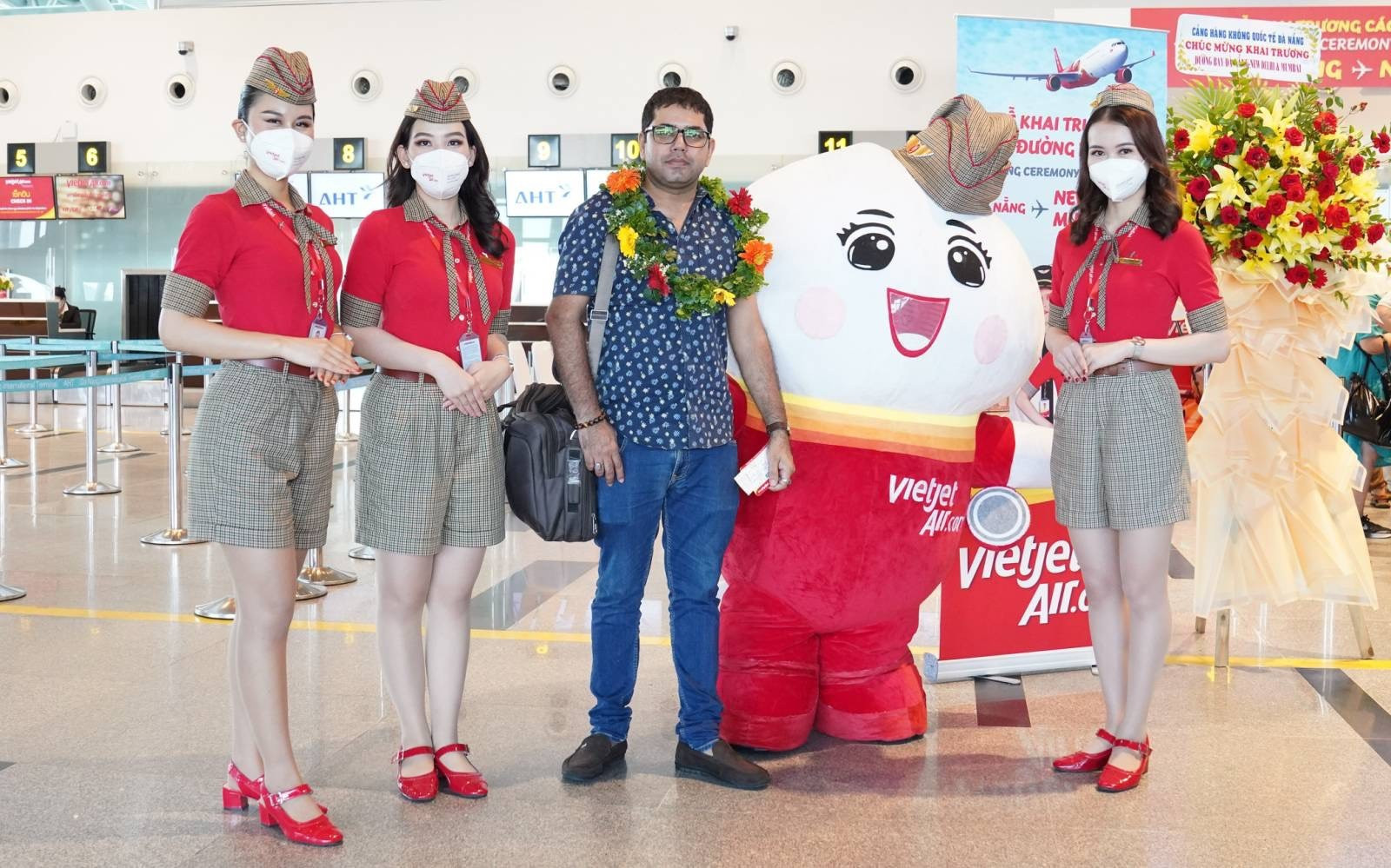 Những hành khách Ấn Độ đầu tiên đặt chân xuống Sân bay Quốc tế Đà Nẵng sáng 18/10/2022. Ảnh XL