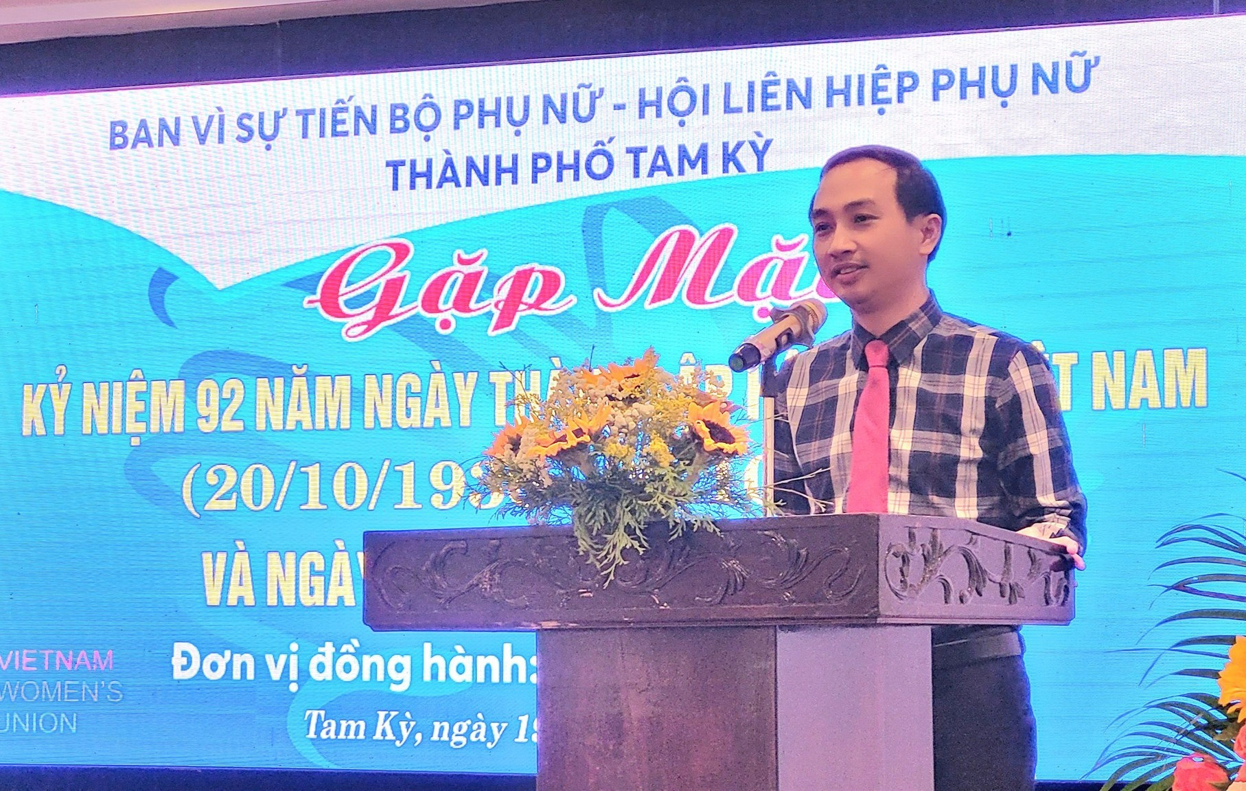 Phó Chủ tịch UBND TP.Tam Kỳ Nguyễn Hồng Lai động viên các chị tiếp tục cố gắng đóng góp cho sự phát triển của thành phố. Ảnh: M.L