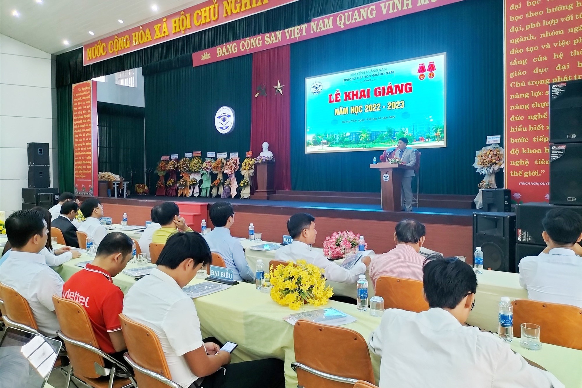 Phó Chủ tịch UBND tỉnh Trần Văn Tân chúc mừng kết quả đạt được của Trường Đại học Quảng Nam thời gian qua. Ảnh: X.P