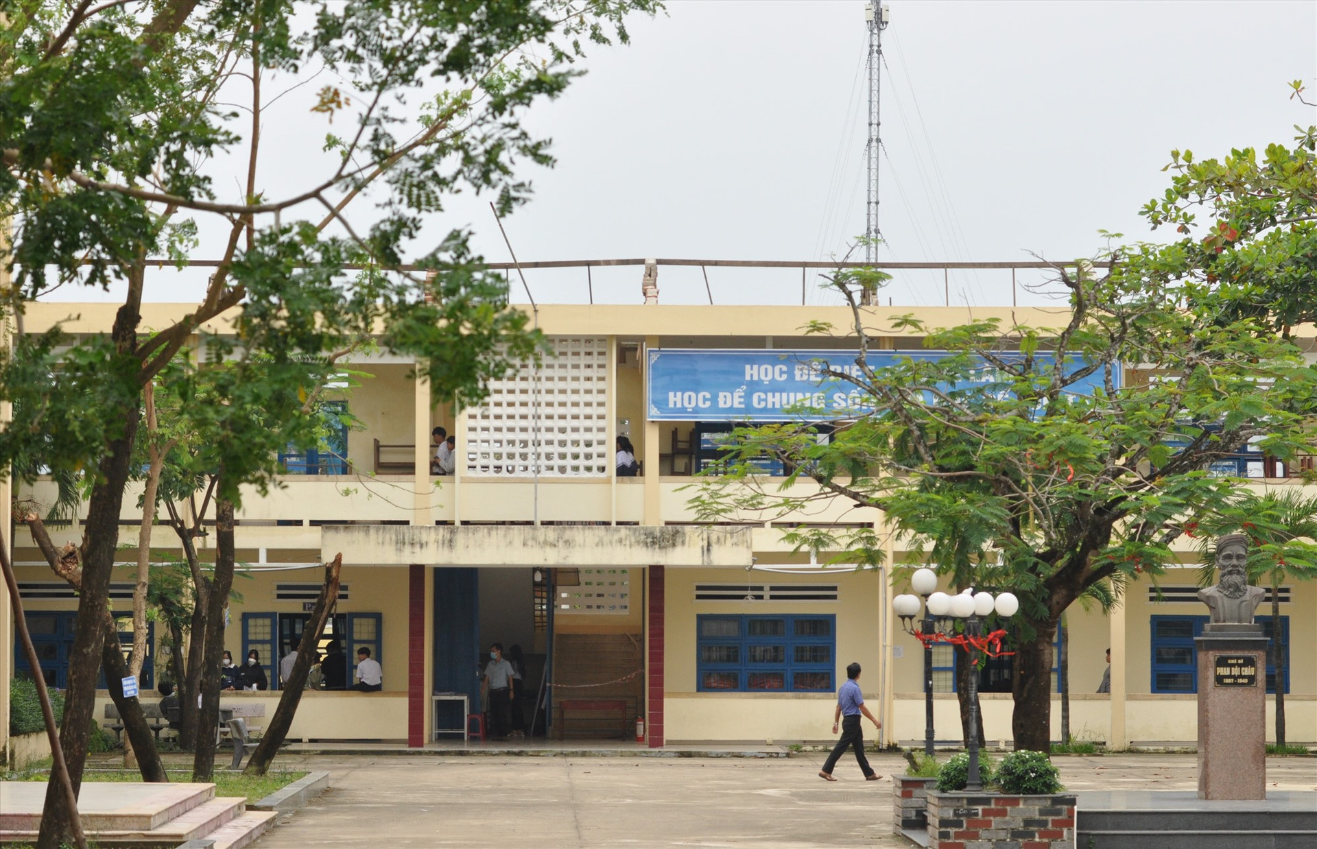 Trường THPT Phan Bội Châu bị tốc mái 4 phòng học và hư hỏng nhiều thiết bị, đến nay chưa thể khắc phục. Ảnh: X.P