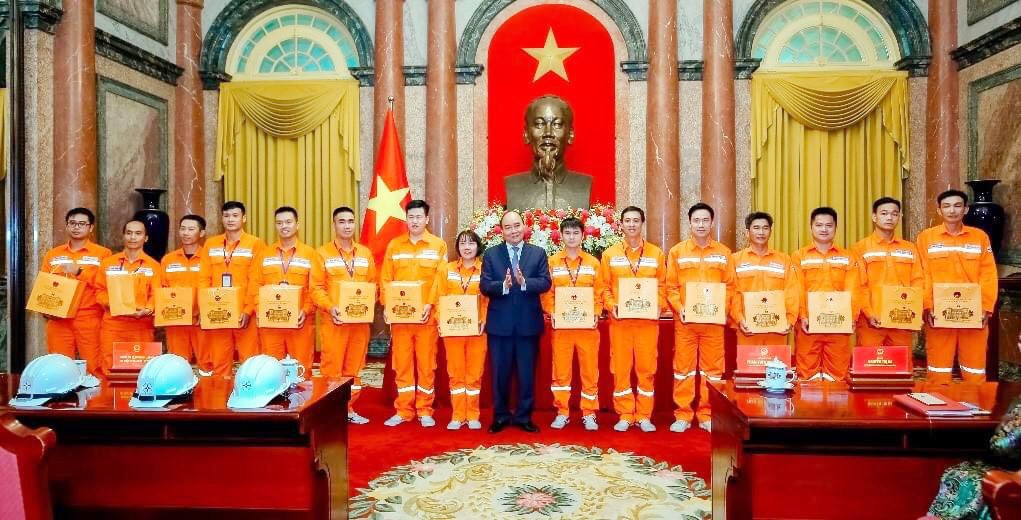Các thợ giỏi EVNCPC vinh dự được Chủ tịch nước Nguyễn Xuân Phúc biểu dương tại buổi gặp mặt 122 thợ giỏi EVN vào chiều ngày 18/10/2022. Ảnh: EVN