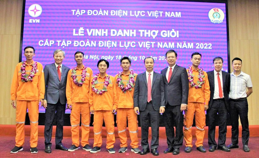 Lãnh đạo EVN chúc mừng 5 thợ giỏi và tập thể PC Quảng Nam. Ảnh: PCQuangNam