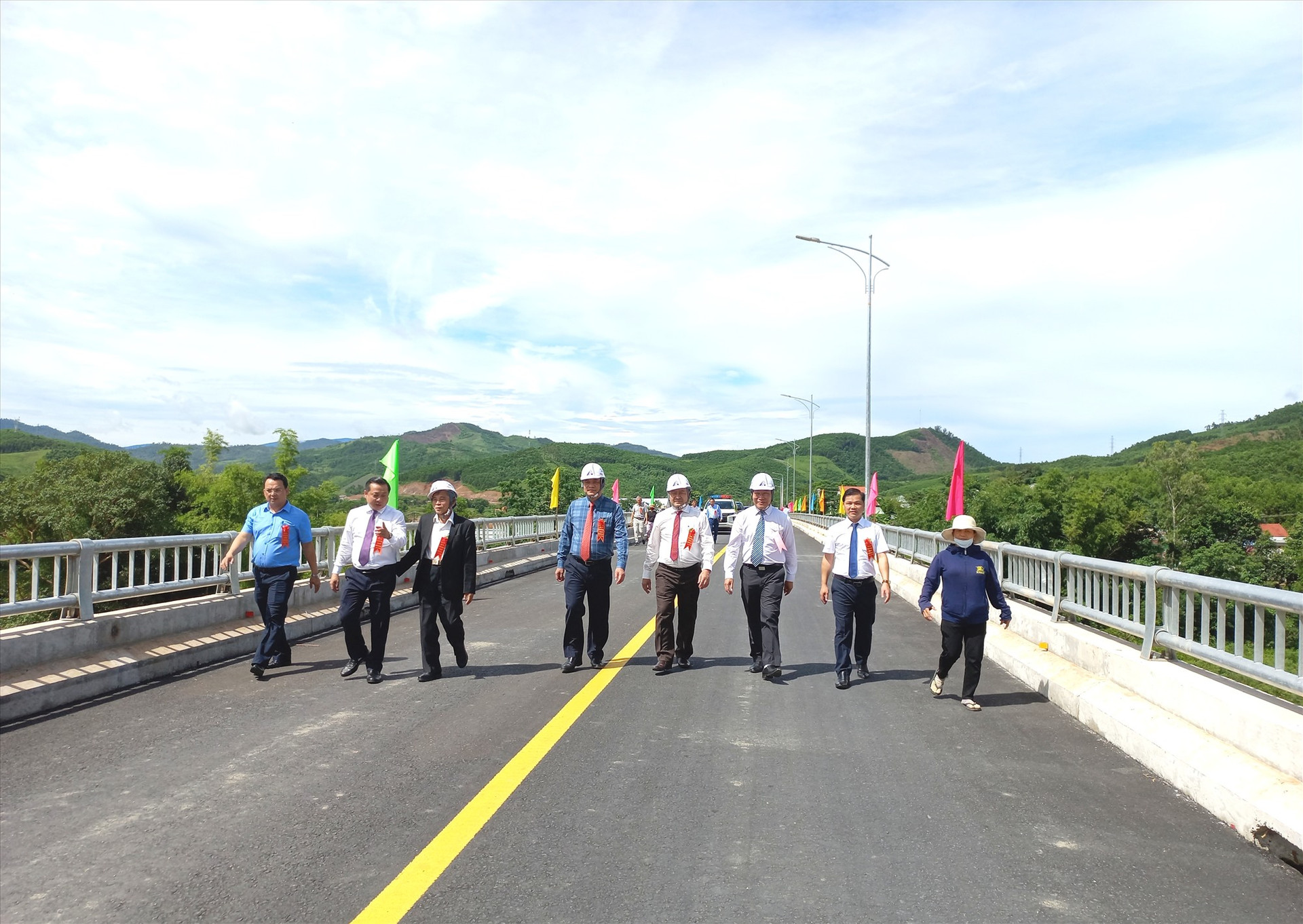 Cầu Tân Đợi được khánh thành vào ngày 21/5 vừa qua là đòn bẩy thúc đẩy kinh tế - xã hội các xã miền núi huyện Đại Lộc. Ảnh: CT
