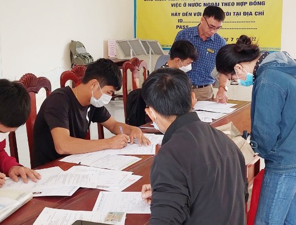 Trung tâm Dịch vụ việc làm tỉnh đang tiếp nhận hồ sơ của người lao động đến đăng ký dự thi tiếng Hàn để đi làm việc ở Hàn Quốc theo hợp đồng. Ảnh: D.L