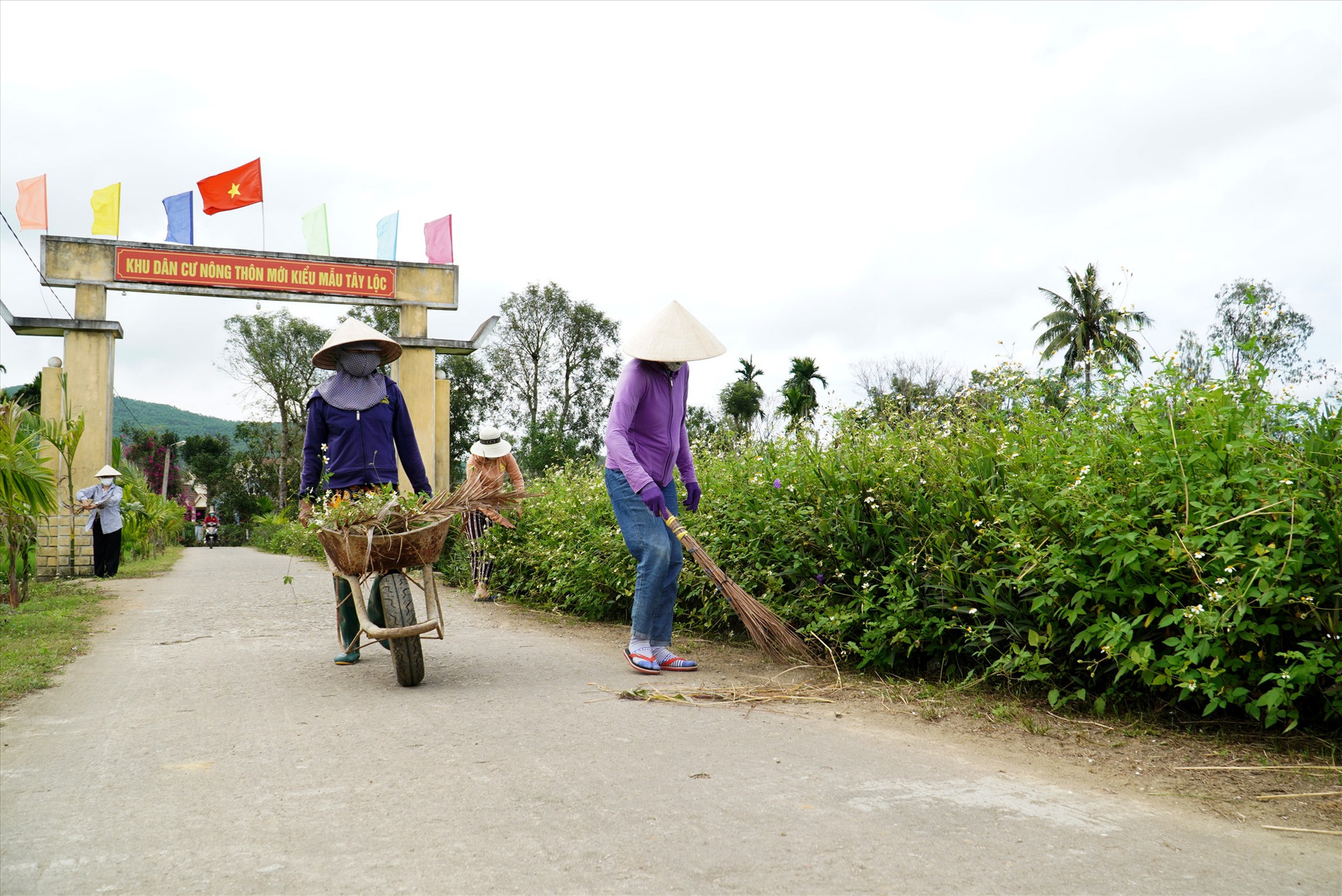 Chi hội phụ nữ thôn Tây Lộc (xã Tam Lộc, Phú Ninh) thường xuyên ra quân dọn dẹp vệ sinh môi trường. Ảnh: H.Q