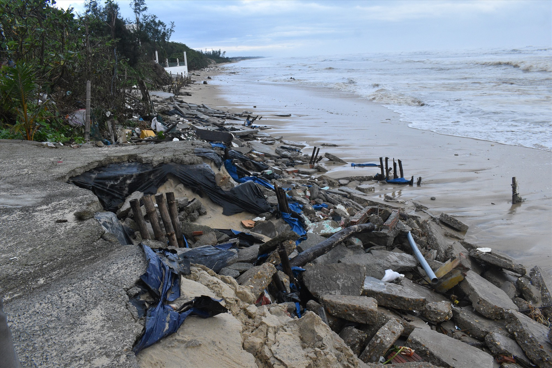 Bờ kè biển thôn Hà Lộc bị sóng đánh vỡ tan hoang. Ảnh: N.Q