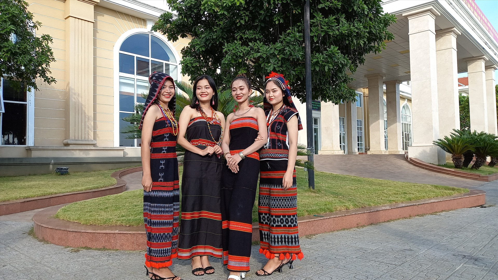 Trang phục của phụ nữ Cơ Tu tại Liên hoan hát ru, dân ca và trang phục truyền thống dân tộc tổ chức tại Tam Kỳ hồi tháng 8.2022