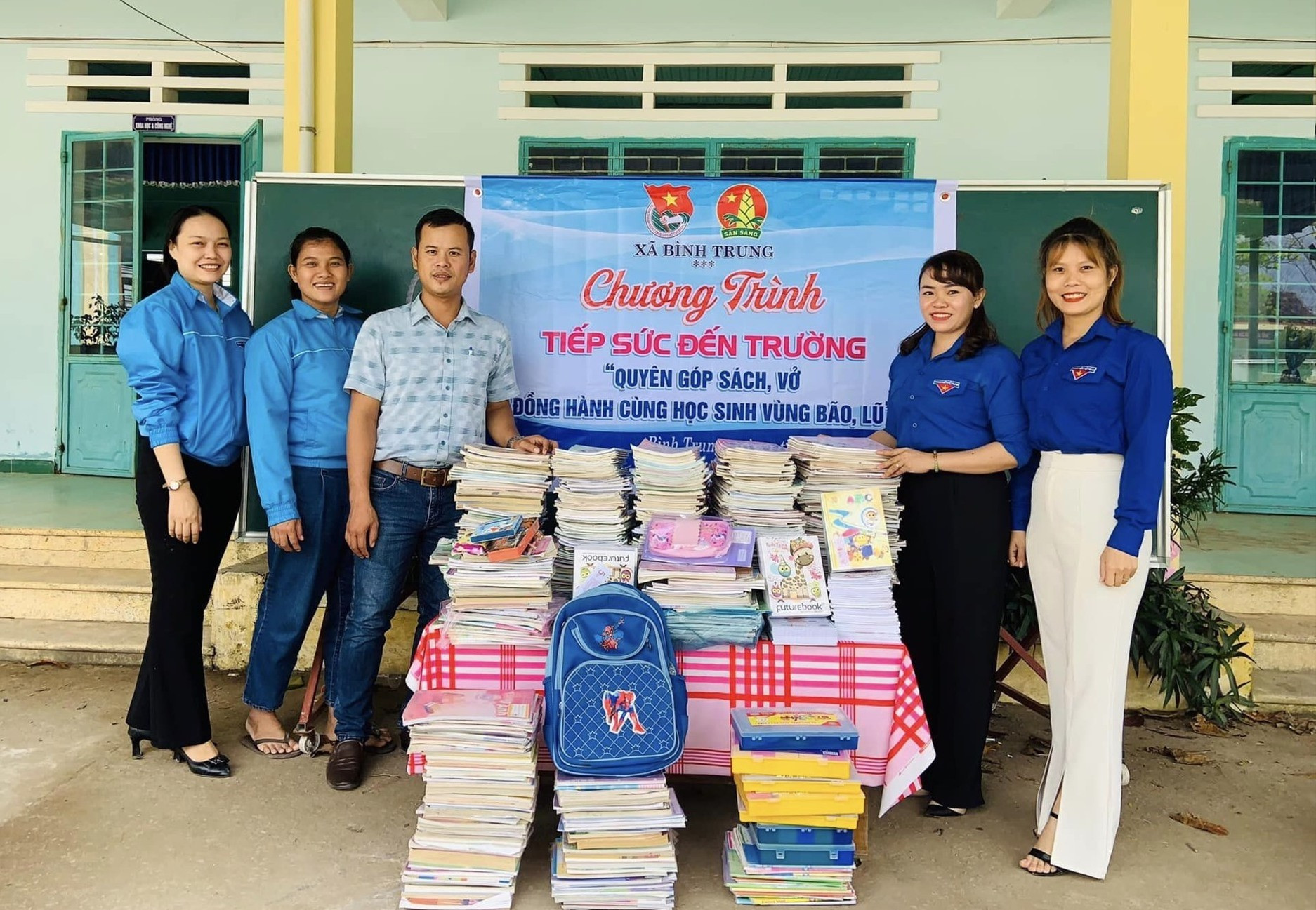 Đoàn xã Bình Trung và Trường Tiểu học Lê Lai tiếp nhận nhiều đầu sách từ chương trình
