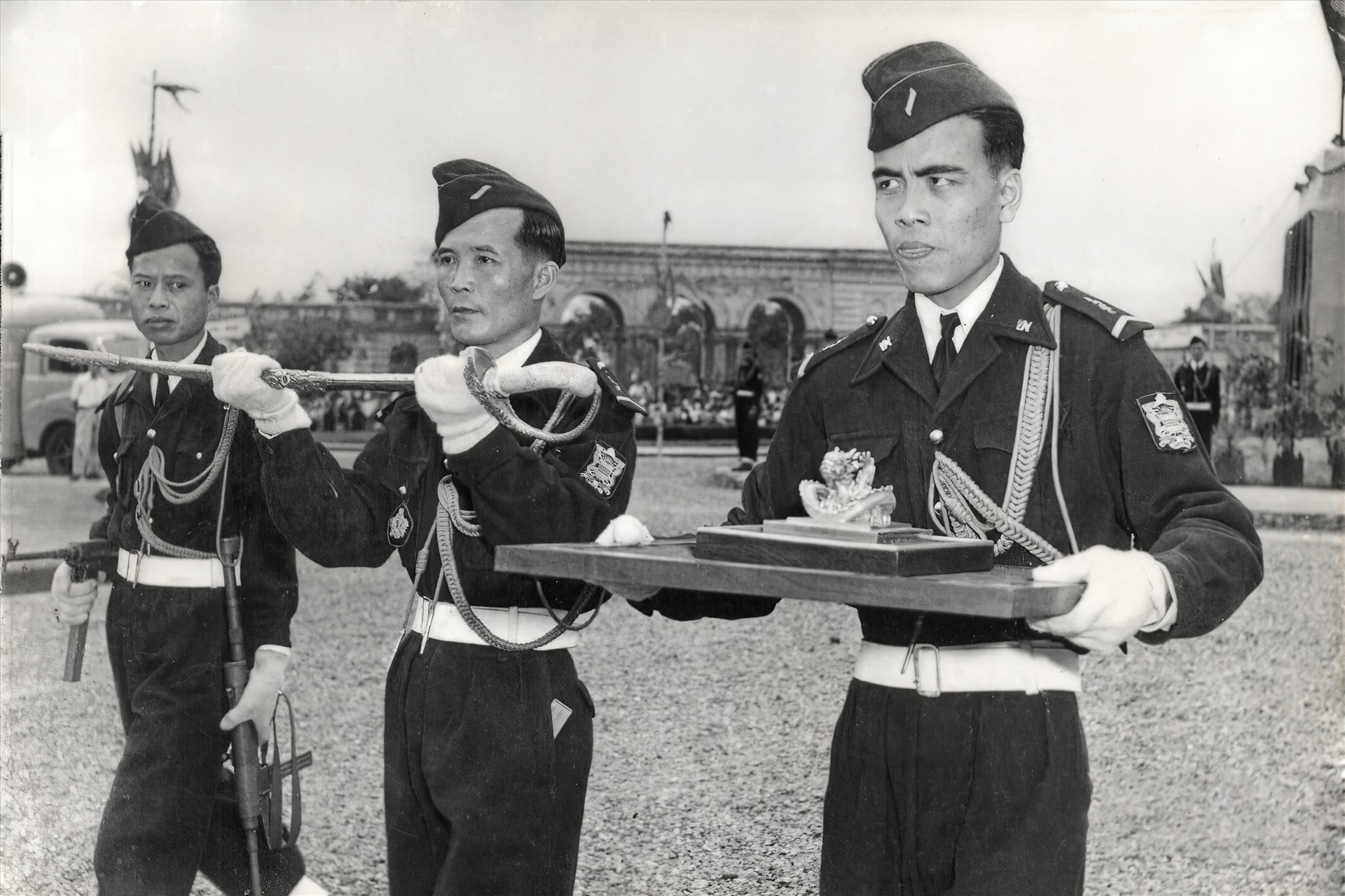 Lễ trao trả ấn kiếm cho cựu hoàng Bảo Đại được tổ chức ngày 8/3/1952.