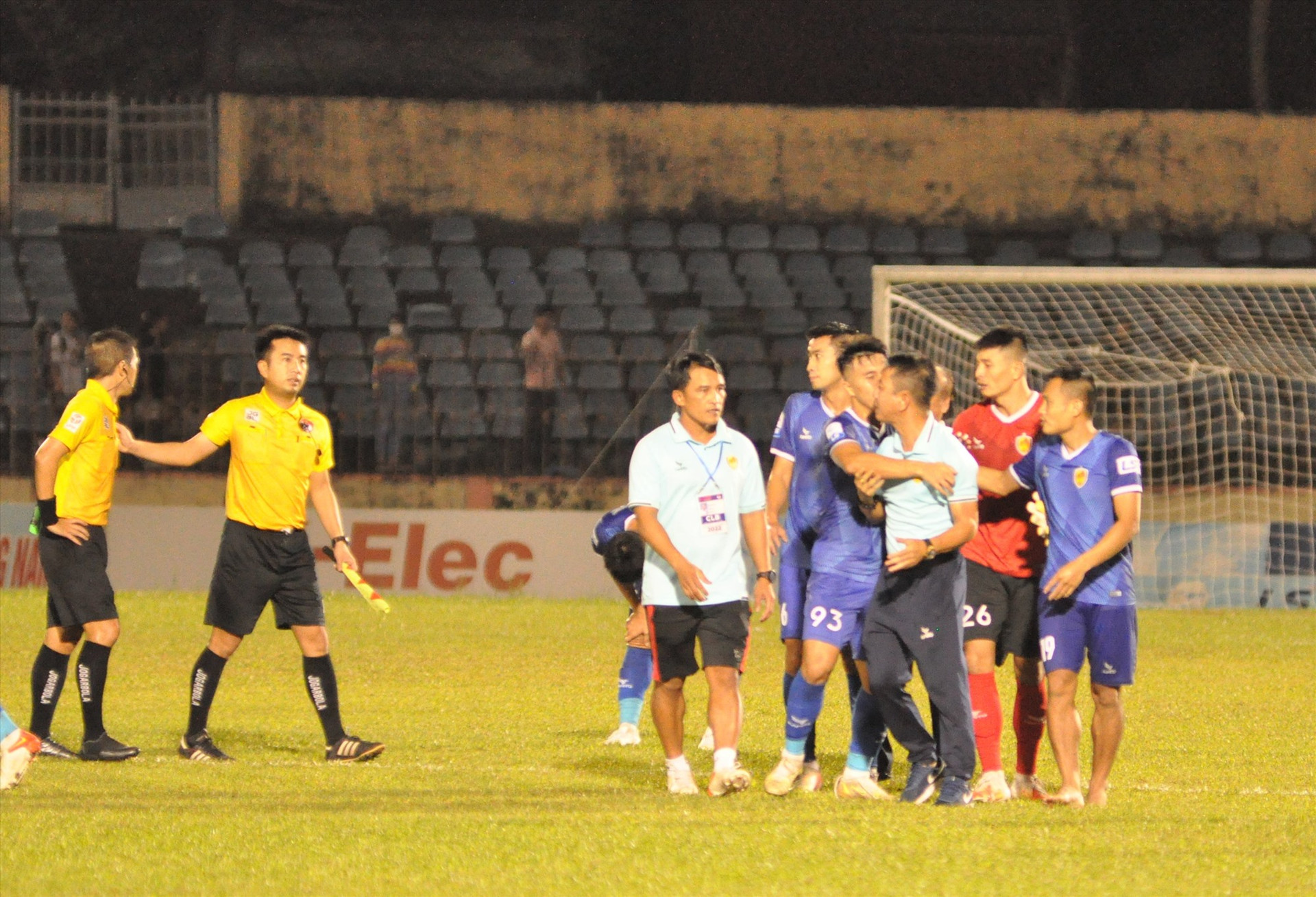 Kết thúc trận đấu, HLV Văn Sỹ Sơn lao vào sân phản ứng trọng tài quá nhẹ tay với thủ môn Khánh Hòa. Ảnh: T.V