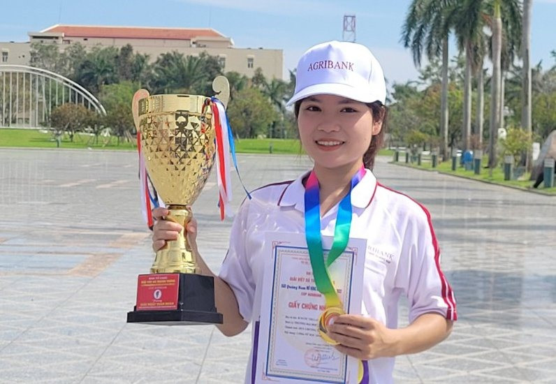 VĐV B'nước Thị Lan - Trường Đại học Quảng Nam, huy chương vàng 1.500m nữ học sinh - sinh viên
