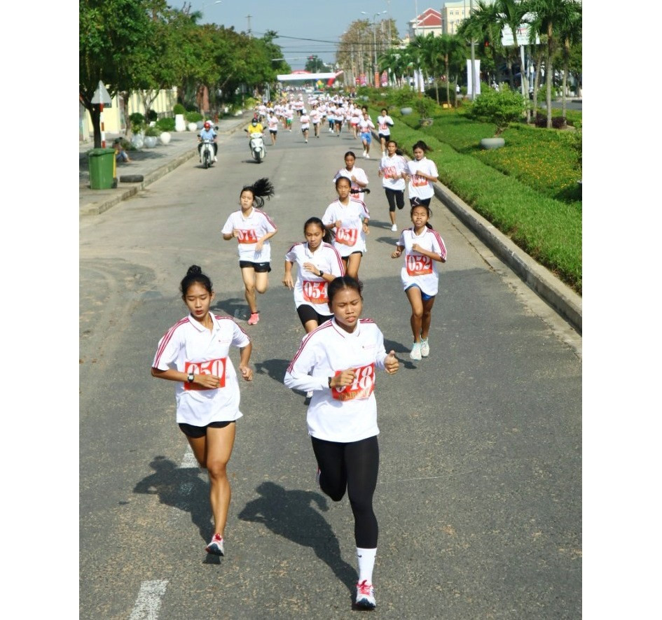 Các VĐV nữ trên đường chạy 2.000m.