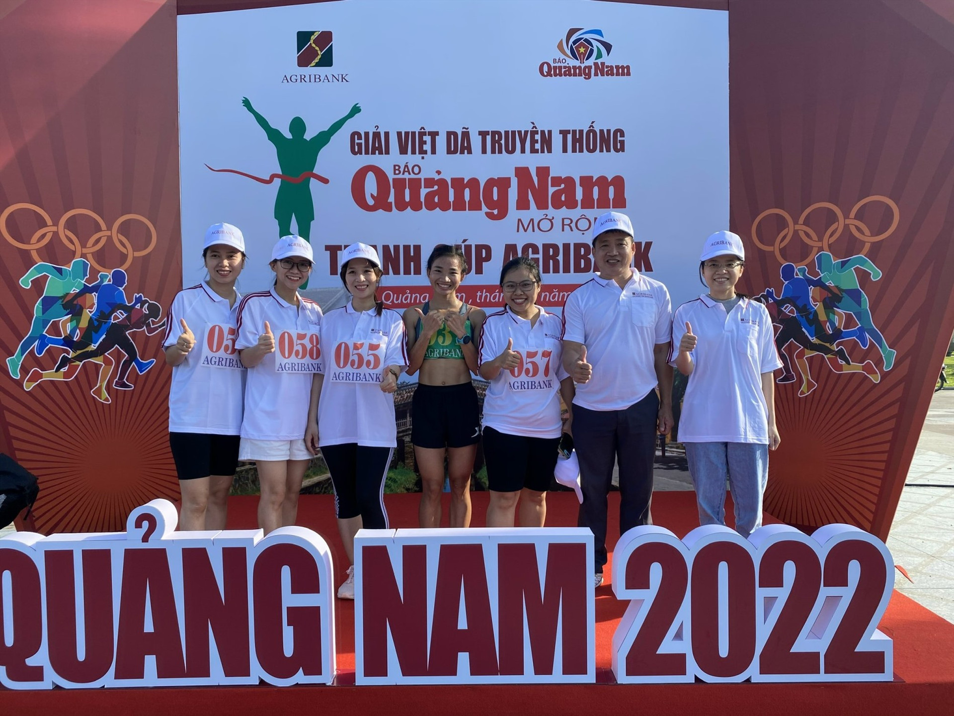 VĐV Nguyễn Thị Oanh (giữa) vô địch 5.000m chụp ảnh cùng các VĐV sau khi về nhất cự li 5.000 mét nữ.