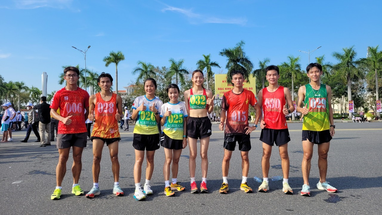 Các VĐV Trung tâm Huấn luyện thể thao 3 Đà Nẵng ăn mừng với 2 giải Nhì nam, nữ.