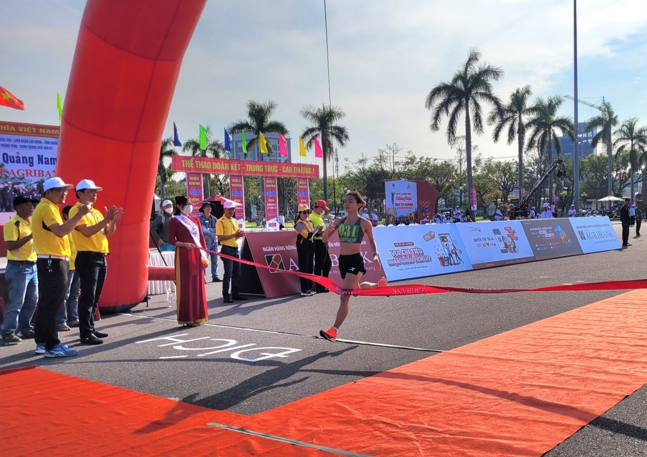 VĐV nữ Nguyễn Thị Oanh về nhất ở đường chạy 5.000m.