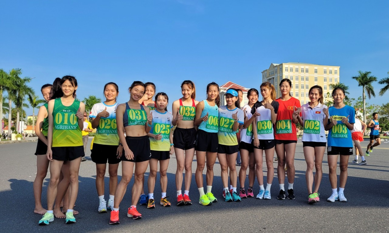 CVĐ viên nữ đội tuyển các tỉnh thành chuẩn bị bước vào đường chạy 5.000m nữ.
