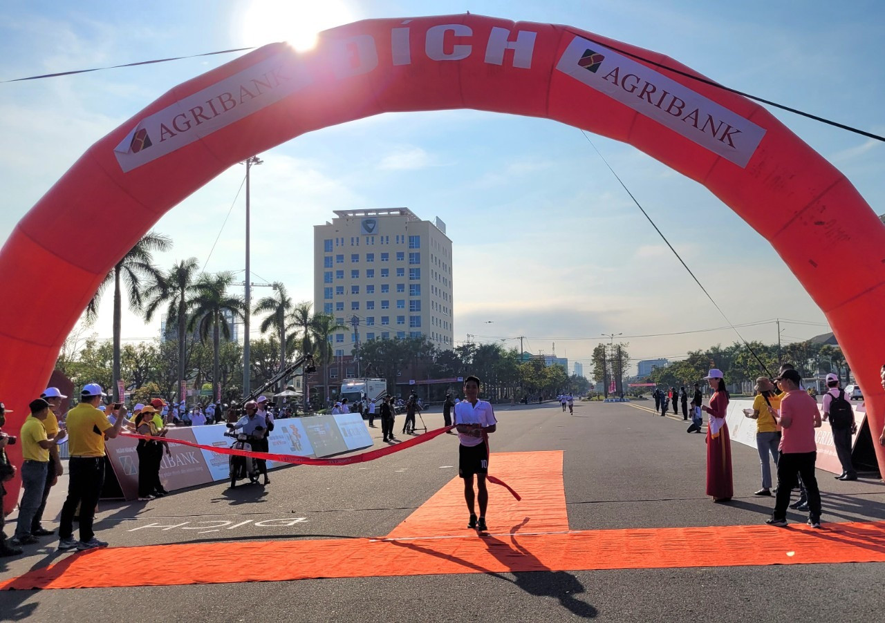 VĐV Ating Quang - Bộ Chỉ huy Biên phòng Quảng Nam về đích nhất trong nội dung 3.000m với thành tích 10 phút 43 giây.