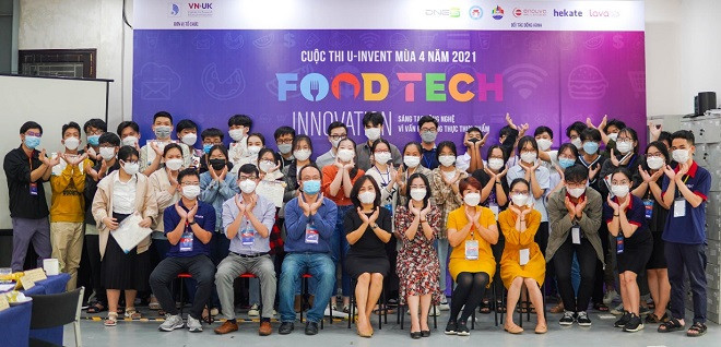 Ban tổ chức và các thí sinh chụp ảnh lưu niệm tại vòng bán kết cuộc thi Sáng tạo khoa học công nghệ U-Invent mùa thứ 4. Ảnh: P.V