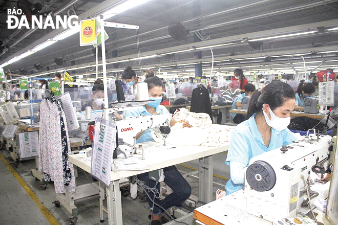 Các chính sách hỗ trợ doanh nghiệp, hộ kinh doanh được thành phố ban hành thời gian qua giúp các doanh nghiệp giảm chi phí, khôi phục, duy trì và phát triển sản xuất kinh doanh. Trong ảnh: Sản xuất tại Công ty TNHH Pi Vina (Khu công nghiệp Hòa Khánh, quận Liên Chiểu). Ảnh: M.Q