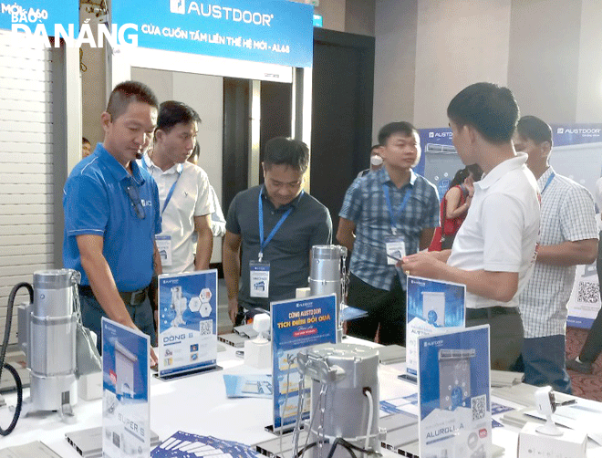 Hoạt động đầu tư xây dựng tăng, doanh nghiệp ngành vật liệu xây dựng gia tăng sản xuất đưa sản phẩm ra thị trường. Trong ảnh: Giới thiệu sản phẩm cửa cuốn và thiết bị nội thất của Công ty CP tập đoàn Austdoor. Ảnh: T. TÙNG
