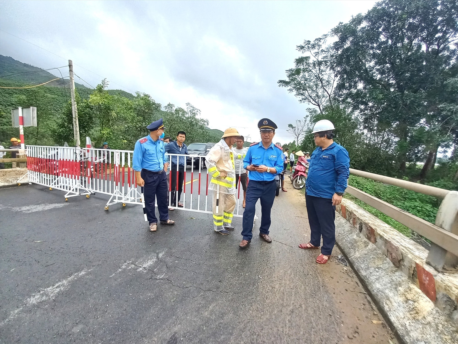 Lực lượng chức năng điều tiết, phân luồng đảm bảo ATGT trên quốc lộ 14B (Đại Lộc - Nam Giang) trong đợt mưa lũ giữa tháng 10/2022. Ảnh: T.C.T