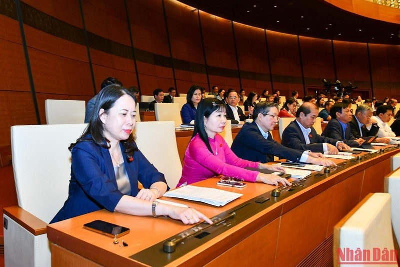 Các đại biểu Quốc hội biểu quyết thông qua Nghị quyết về việc miễn nhiệm Tổng Kiểm toán Nhà nước nhiệm kỳ 2021-2026. (Ảnh: THỦY NGUYÊN)