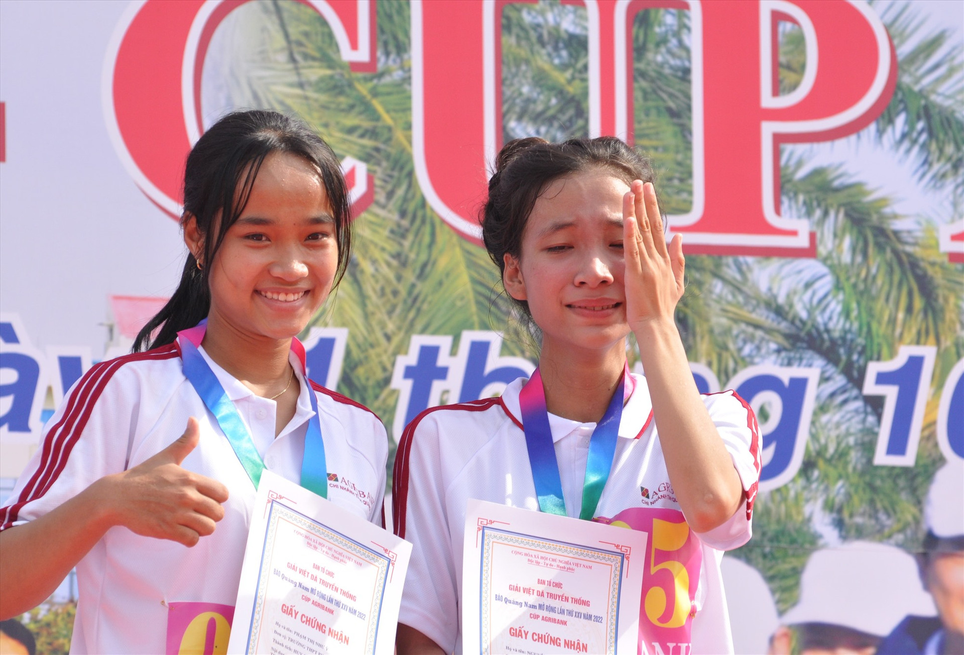 Nước mắt hạnh phúc của Nguyễn Hoàng Vân (bên phải) sau khi nhận giải thưởng. Ảnh: T.V