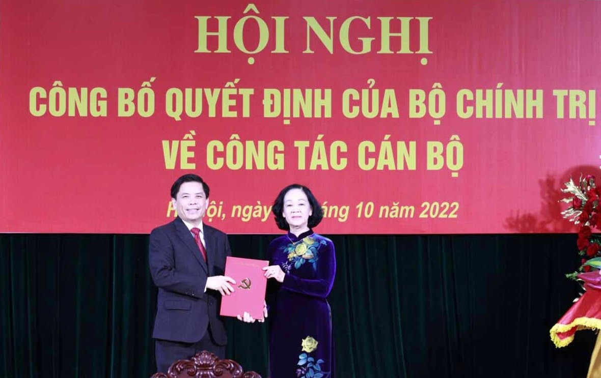 rưởng Ban Tổ chức Trung ương Trương Thị Mai trao quyết định của Bộ Chính trị điều động, phân công ông Nguyễn Văn Thể giữ chức Bí thư Đảng ủy khối các cơ quan Trung ương nhiệm kỳ 2020-2025