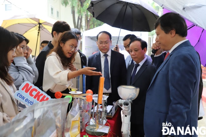 Nhiều sản phẩm khoa học công nghệ của sinh viên được trưng bày tại Festival. Ảnh: NGỌC HÀ.