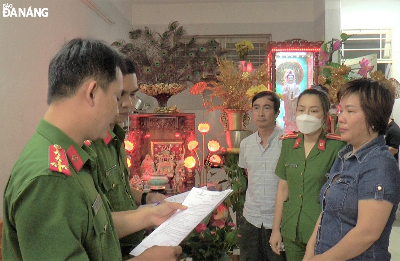 Cơ quan Cảnh sát điều tra Công an thành phố thực hiện lệnh bắt tạm giam Huỳnh Thị Bốn (ngoài cùng bên phải). Ảnh: L.H