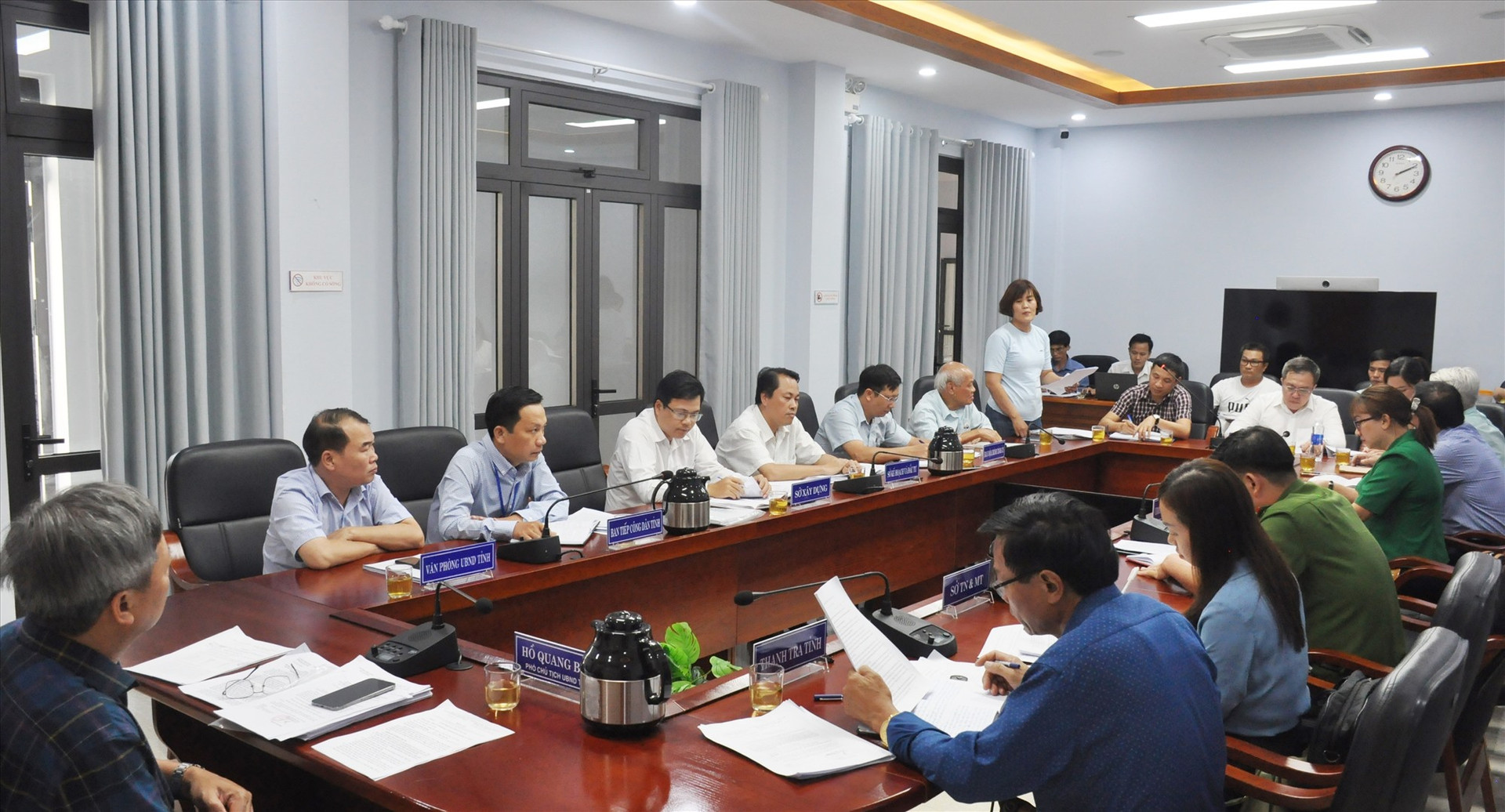 Phó Chủ tịch UBND tỉnh Hồ Quang Bửu tiếp người đại diện khoảng 300 khách hàng mua đất nền dự án nhà ở thu nhập thấp Điện Nam - Điện Ngọc của chủ đầu tư Công ty STO. Ảnh: P.V
