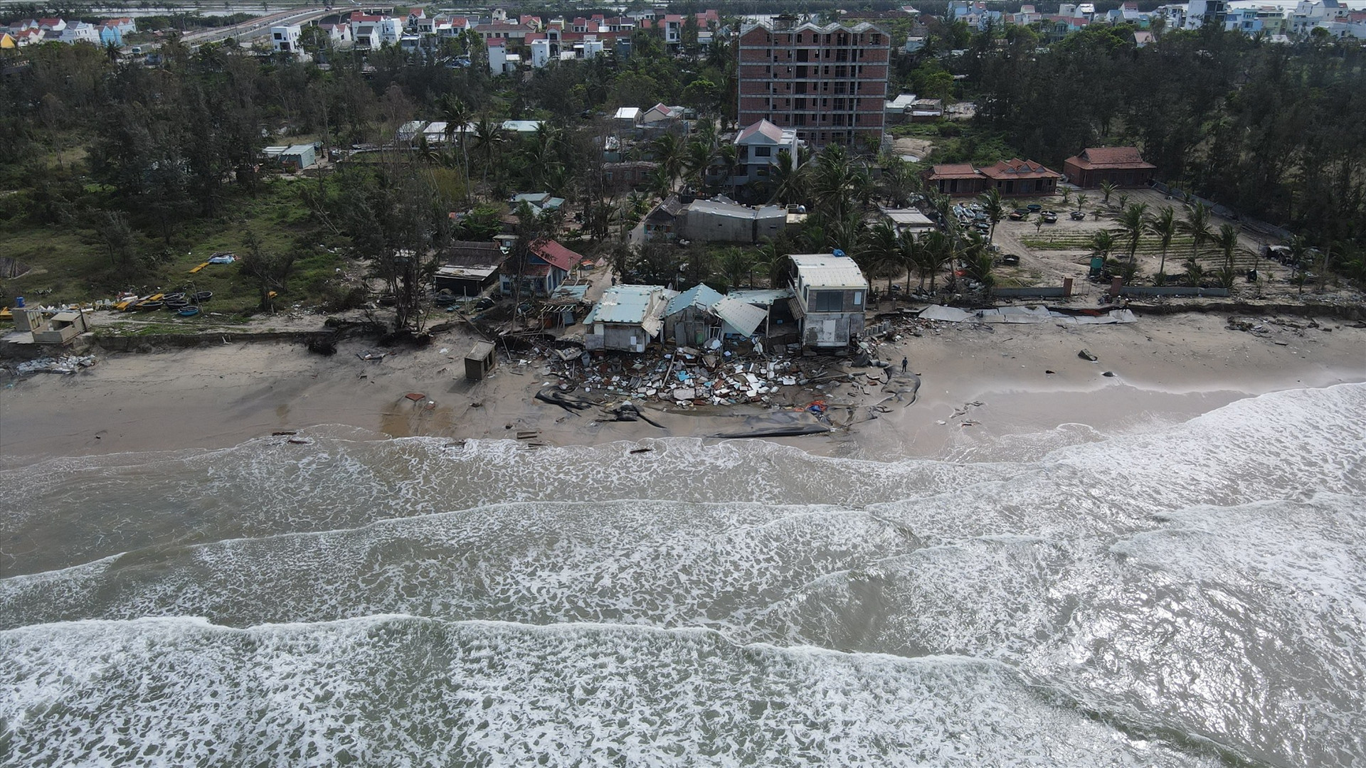 Bờ biển Cửa Đại bị sóng biển xâm thực khiến đất lâu năm, nhà cửa của người dân phường Cẩm An bị sạt lở, sụp đổ.