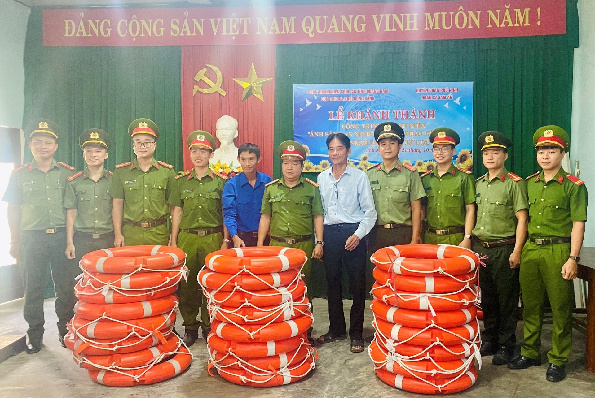 Trao tặng phao cứu sinh cho người dân xã Tam An và Tam Đàn. Ảnh: Đoàn TN Công an Quảng Nam