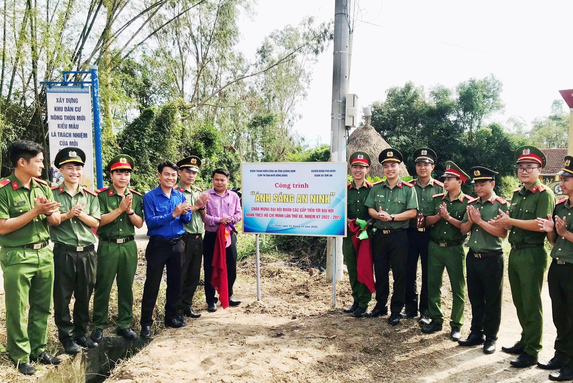 Trao tặng công trình “Ánh sáng an ninh” cho người dân xã Tam An. Ảnh: Đoàn TN Công an Quảng Nam
