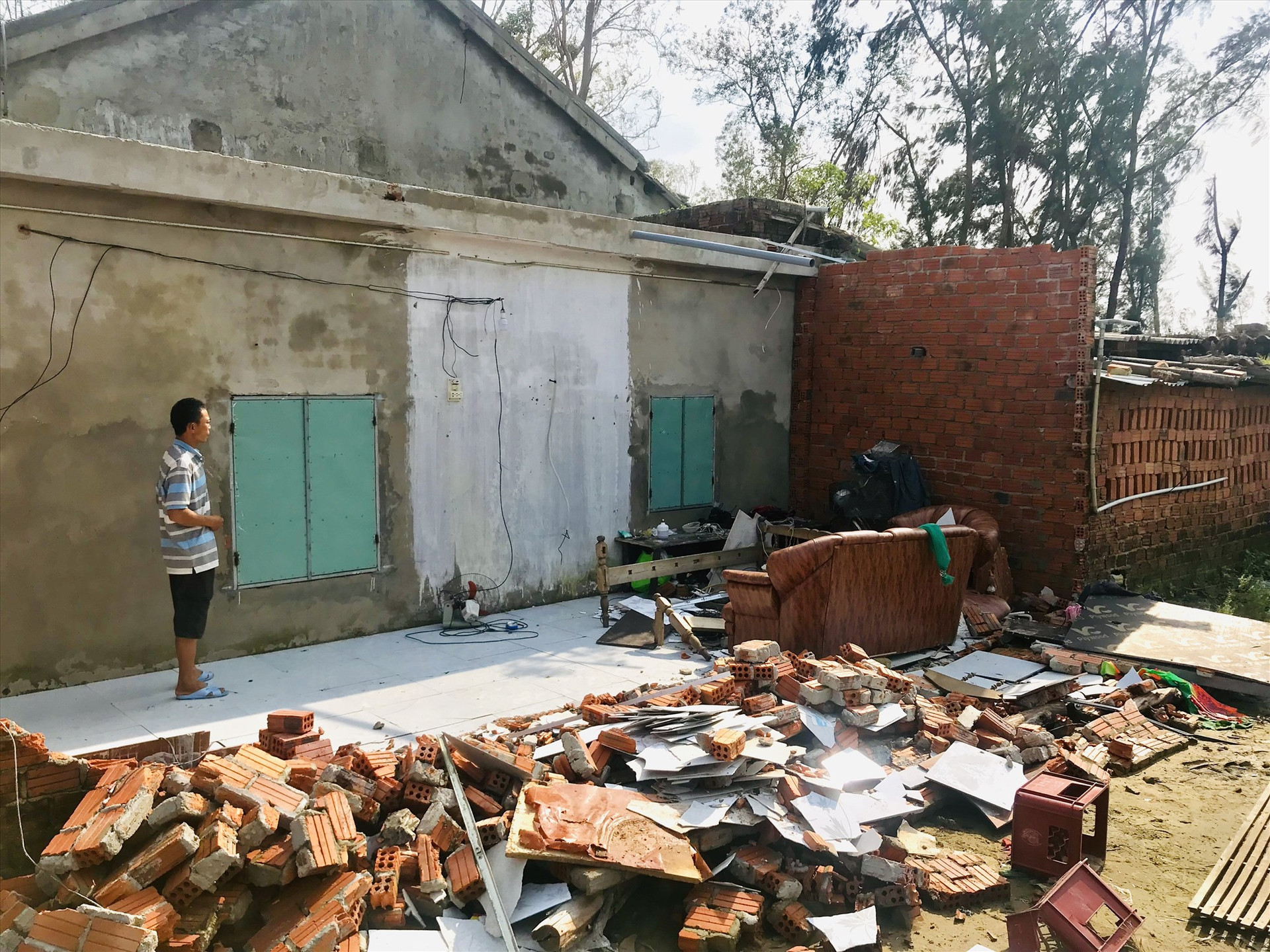 Ngôi nhà của một người dân ở thôn Tây Sơn Tây bị sụp một phần do ảnh hưởng của bão Noru. Ảnh: C.T