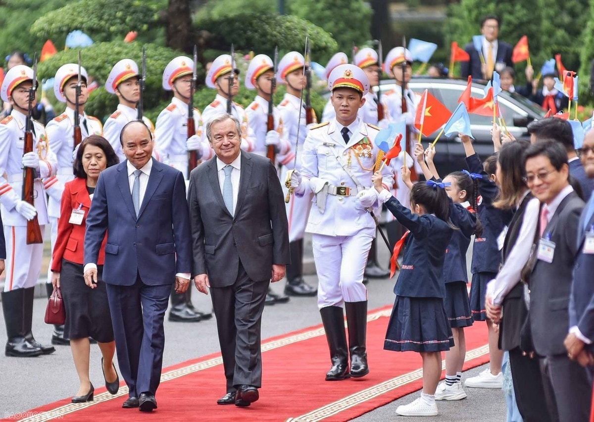 State President Nguyen Xuan Phuc hosts a welcoming ceremony for UN Secretary General Antonio Guterres in Hanoi on October 21. (Photo: baoquocte.vn)