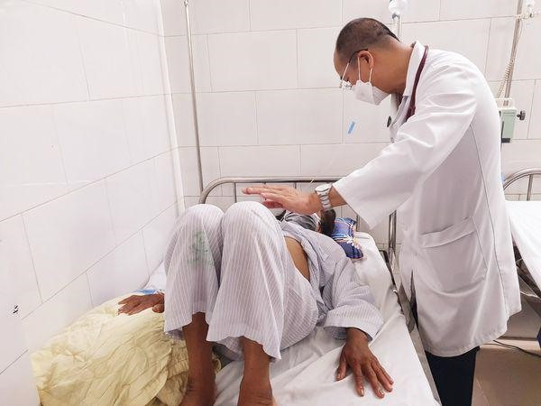 Bệnh nhân sốt xuất huyết điều trị tại Bệnh viện Bạch Mai. Ảnh: Mai Thanh