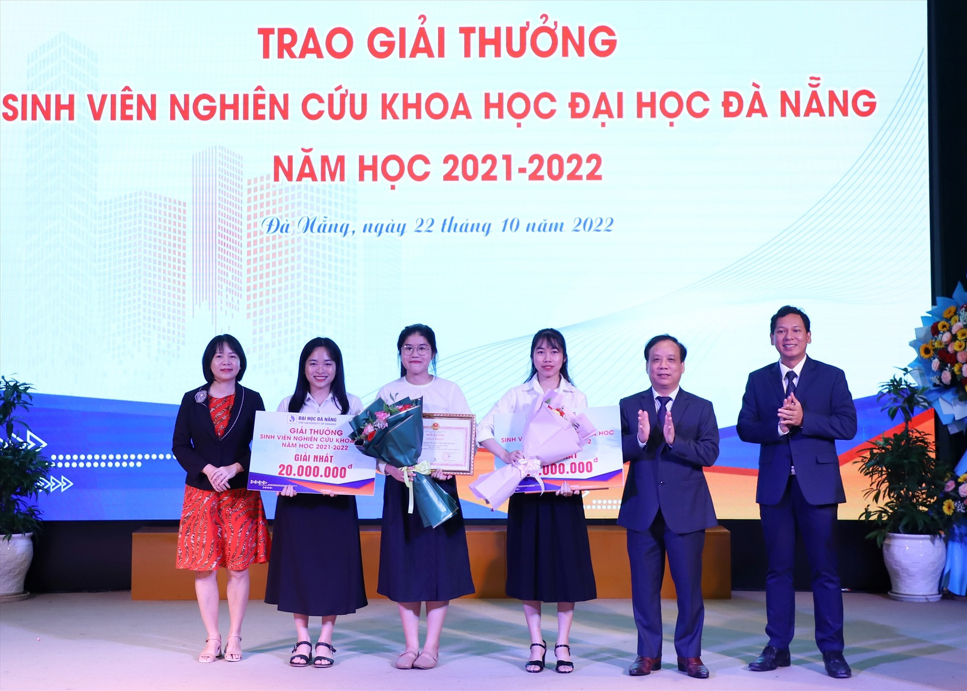 Giám đốc ĐHĐN Nguyễn Ngọc Vũ trao giấy khen và tiền thưởng cho 2 Giải Nhất Giải Sinh viên nghiên cứu khoa học năm 2021 -2022. Ảnh XL