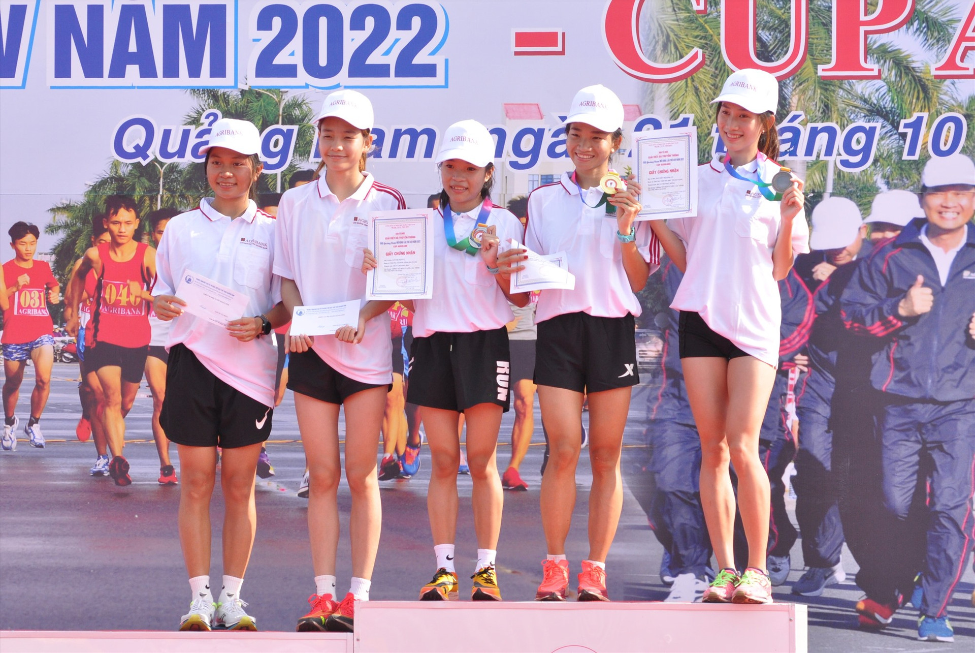 Cả 5 nữ VĐV giành danh hiệu cao nhất nội dung 5.000m đều là các tuyển thủ quốc gia. Ảnh: T.V